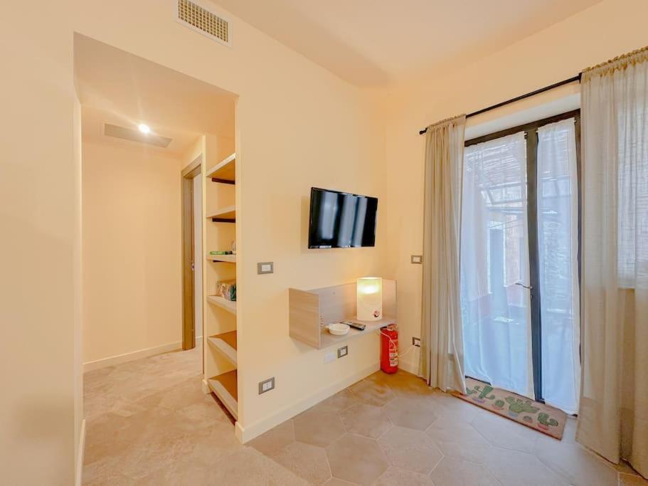 Free Parking Suite Con Wifi - Netflix - Ac Diano San Pietro Bagian luar foto